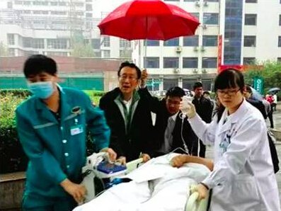 　　▲120急救车驶入站台后，胡大一(左二)跟随急救医生护送患者赶到医院。