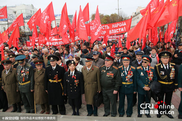 俄罗斯多地举行游行 纪念十月革命98周年(高清