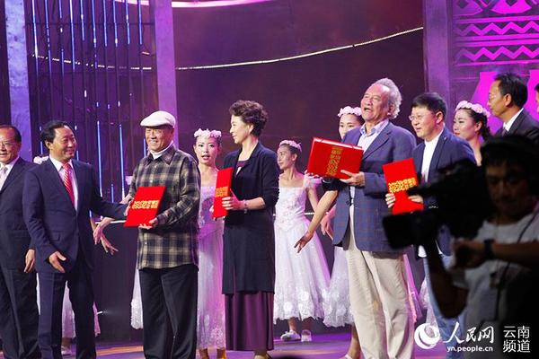 丁荫楠、刘佳、李洋、杨在葆4位艺术家荣获“临沧荣誉市民” 摄影：李发兴