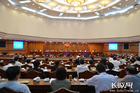 河北省十二届人大常委会第十七次会议。长城网 季然 摄