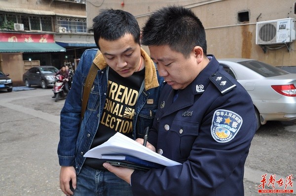 刘佼佼在社区为群众答疑解惑