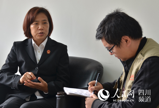 法官王秀琴在接受人民网记者采访。(刘浏 摄)