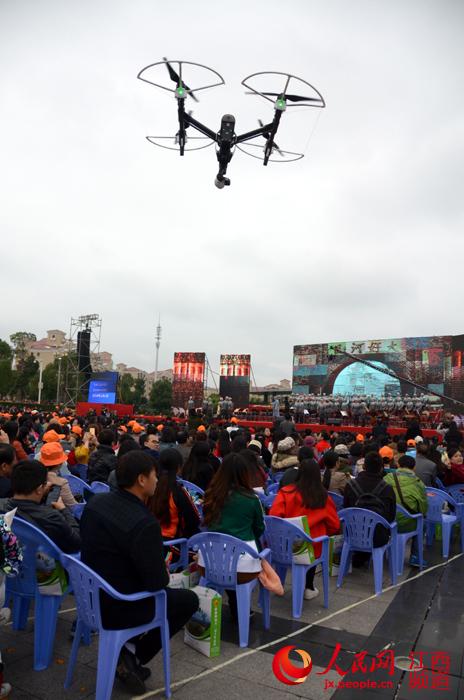 无人机对开幕式现场进行直播。