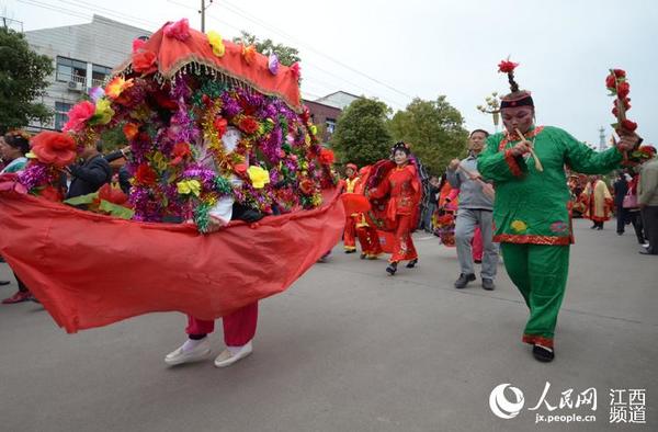 江西南丰县举行“南丰民间艺术街采活动”，展现该县丰厚历史底蕴。
