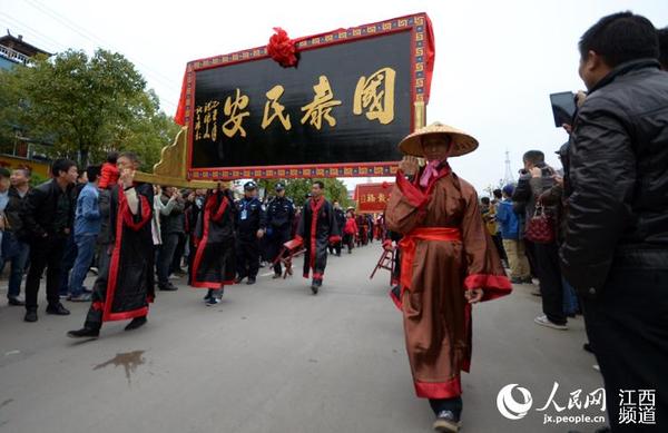 江西南丰县举行“南丰民间艺术街采活动”，展现该县丰厚历史底蕴。
