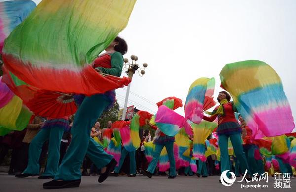 江西南丰县举行“南丰民间艺术街采活动”，展现该县丰厚历史底蕴。