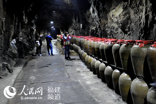马祖老酒曾窖藏在马祖岛的“八八坑道”,图为窖藏的马祖高粱酒坛,与陈年老酒所用酒坛一样。 吴隆重 摄