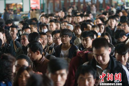 中国流动人口居留稳定性增强 融入城市愿望强