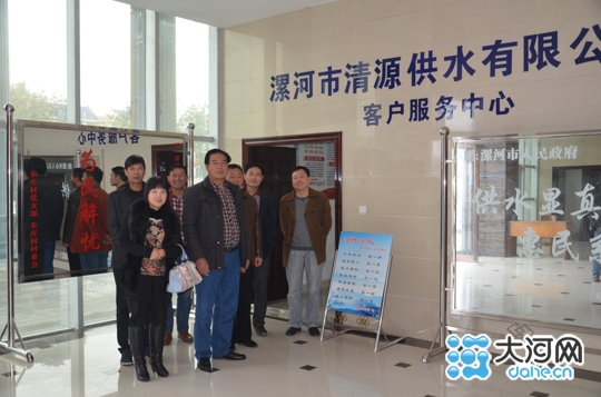 漯河清源供水公司积极解决居民吃水难 群众登