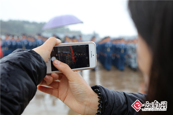 新兵母亲留下儿子飒爽的英姿