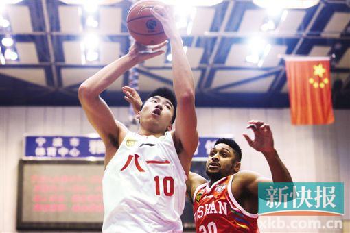 ■八一队邹雨宸(左)与佛山外援贝宁蒙拼抢。 CFP/图