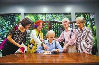 文学馆内，余光中、范我存伉俪和女儿在余光中蜡像旁合影。