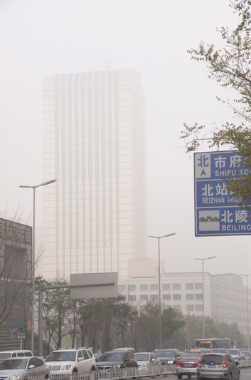 大雾笼罩沈城 空气转为轻度污染|天气预报|气象