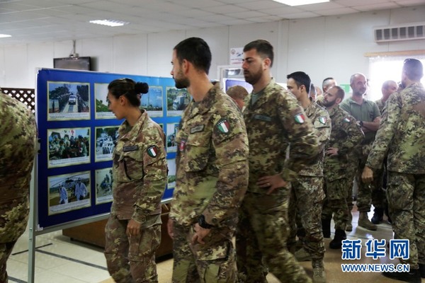 联黎部队友军官兵参观中国维和25周年图片展。