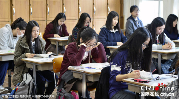 当地时间2015年11月12日，韩国高考当天开考。图片来源：视觉中国