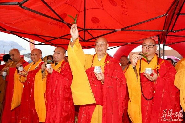 圣辉大和尚率诸山长老为九溪古寺万佛塔奠基法会主法。