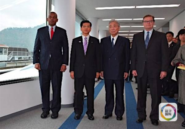 　　图为日方接待美国运输部长福克斯乘坐日本高铁，并感受磁悬浮技术。