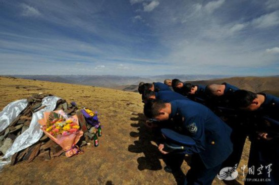 甘巴拉雷达站的官兵祭奠老兵张在安。郭超英摄