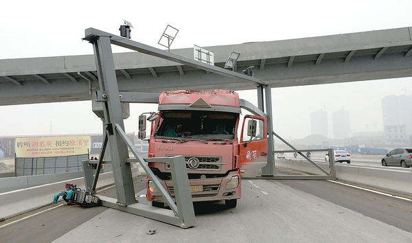 郑州:货车多次违法上高架 12台警车将流动抓拍