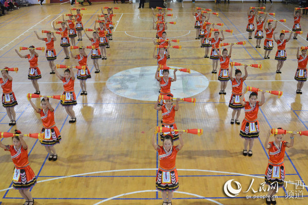广西恭城:全县中小学生进行瑶族长鼓操比赛|传