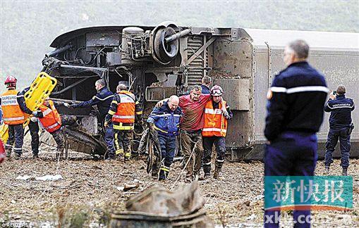 ■14日,在法国东部城市斯特拉斯堡附近,救援人员在脱轨火车附近工作。图片来自英国《每日邮报》