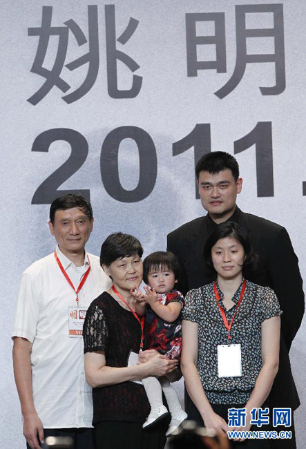 姚明与父亲(左)。凡军 摄。图片来源：新华网。