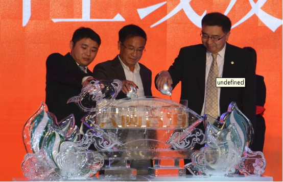 (图一说明:图片说明:江苏大圆银泰商品合约交易市场董事长袁顾明、云南省茶业流通协会会长陈勋儒、大圆普洱交易中心总裁叶林共同举杯开启大圆普洱上线)