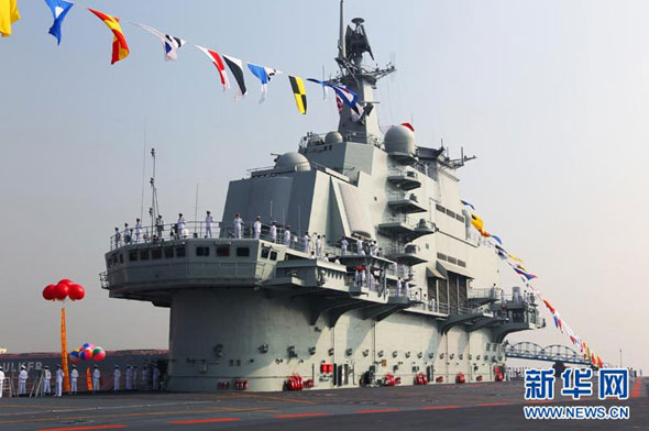 2012年9月25日，辽宁舰悬挂满旗，舰员精神抖擞分区列队。新华社记者 查春明 摄
