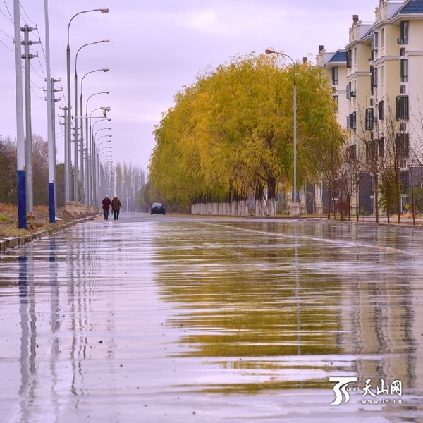 哈密市下起了入冬以来第一场雨
