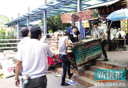 ▲    昨天下午,多个部门对厦滘地铁站外的乱摆卖现象进行查处。