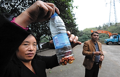 不到一周，一瓶花生米快被猴子吃完了。