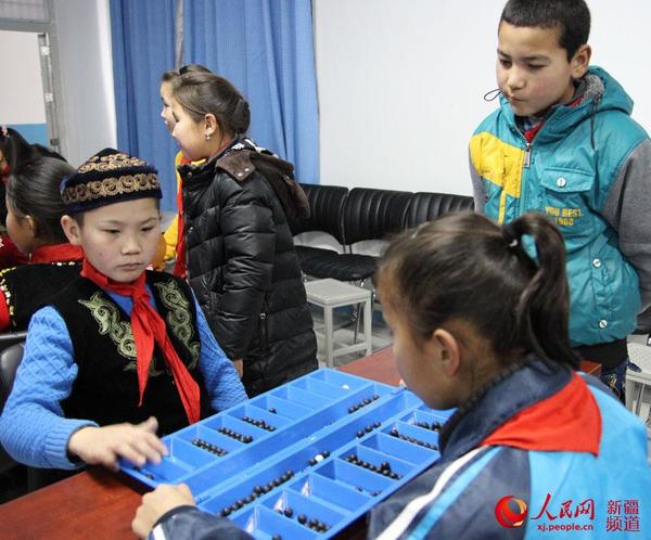 哈萨克族传统游戏在布尔津县校园盛行。