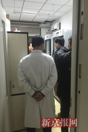 今日午时，大兴区食品药品监管局工作人员在该卫生院储存疫苗处查看。