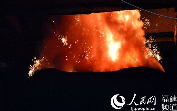 3000摄氏度的炉火焚烧下，几万支枪化为钢水。李挺摄