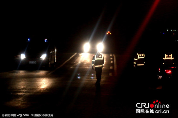 2015年11月17日，辽宁抚顺，东洲区一化工厂发生一起爆炸起火事故。 爆炸现场附近限制通行，交警在现场周围疏导交通。图片来源：视觉中国