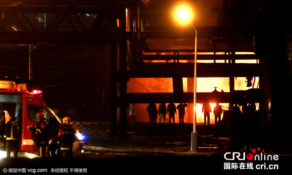 2015年11月17日，辽宁抚顺，东洲区一化工厂发生一起爆炸起火事故。 22时30分许，火势并未完全被扑灭，消防队员还在进行收尾工作。图片来源：视觉中国