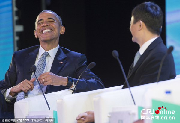 　　当地时间2015年11月18日，菲律宾马尼拉，美国总统奥巴马出席APEC工商领导人峰会，与马云交流。图片来源：SAUL LOEB/视觉中国