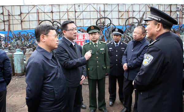 过期液化气罐整治现场会 刘欢 摄