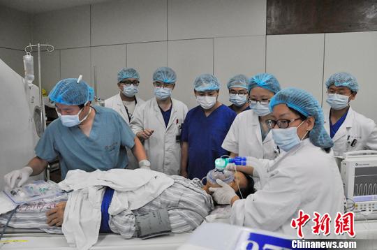 上海医生首用纳米刀治疗肿瘤:不开腹击穿癌细