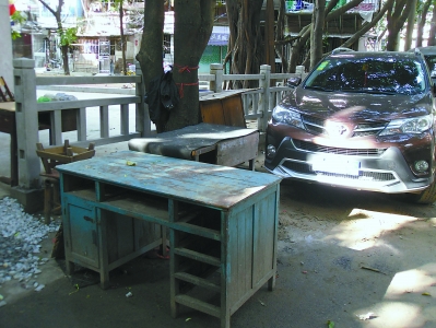 福州连潘新村小区内的废弃旧家具堵住公共通道。