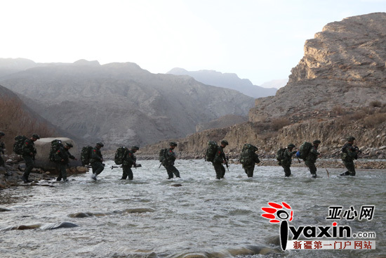 武警战士在寒冷刺骨的河水中跋涉搜索。