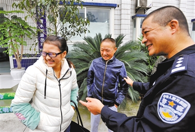 18日，青木关派出所，18岁的小萍（化名）第一次见到亲生父亲（中），有些不好意思。 重庆晨报记者 甘侠义 摄