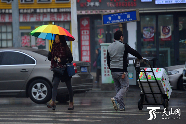 上午11点14分，青年路，降雪变为小雨点，两位市民正在过马路。