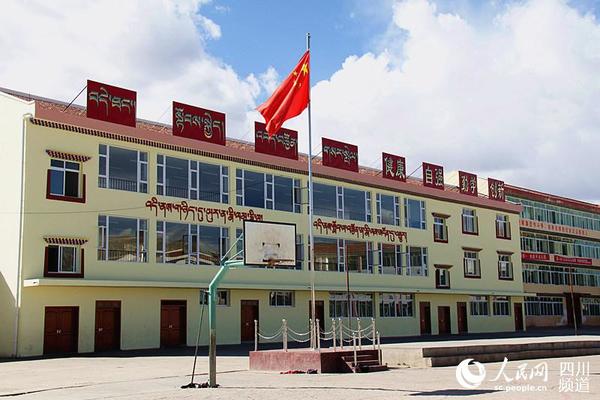 阿坝县新建异地育人学校学生食堂。（夏雪东尔 摄）