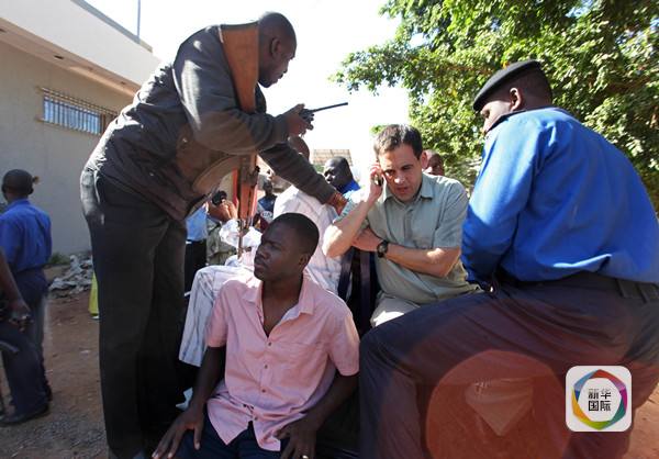　　马里安全部队准备运送一名获救人质离开酒店。（图片来源：新华社/法新社）