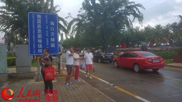 不少市民从高楼内跑出