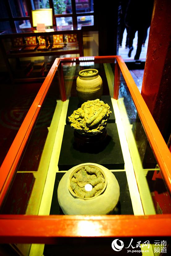 严家大院内的文物 人民网 薛丹 摄