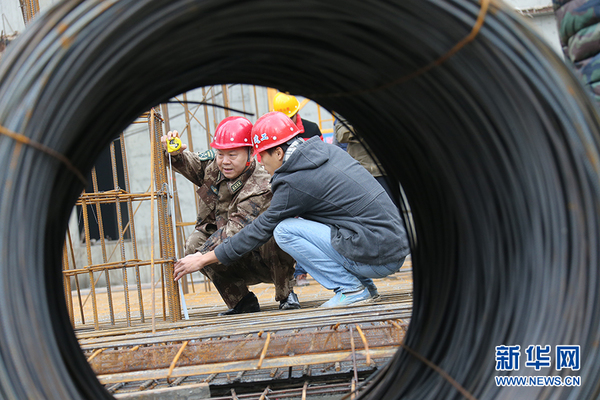 陈玉晋正在测量在建工程钢筋间距。图片由济南军区提供 摄影：李玉银 隋学良