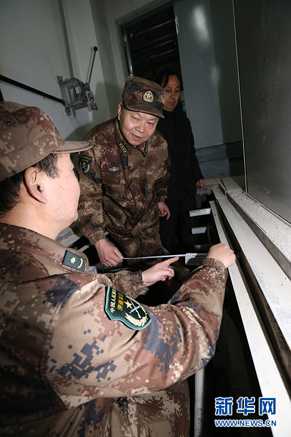 陈玉晋正在测量地沟构件。图片由济南军区提供 摄影：李玉银 隋学良