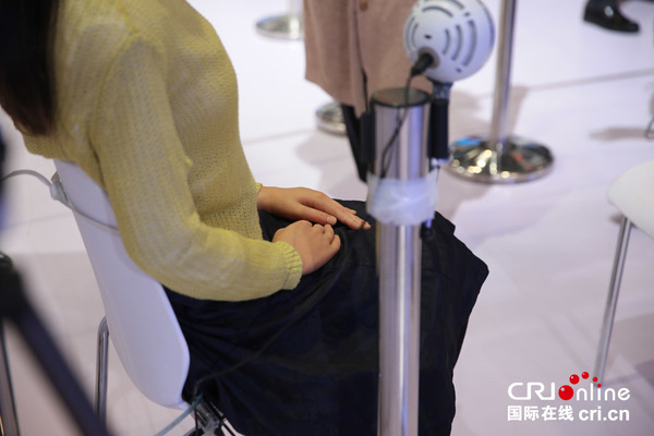 美女机器人亮相世界机器人大会引围观 摄影：沈湜